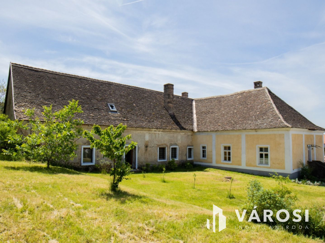 Részben felújított nemesi kúria, udvarház!