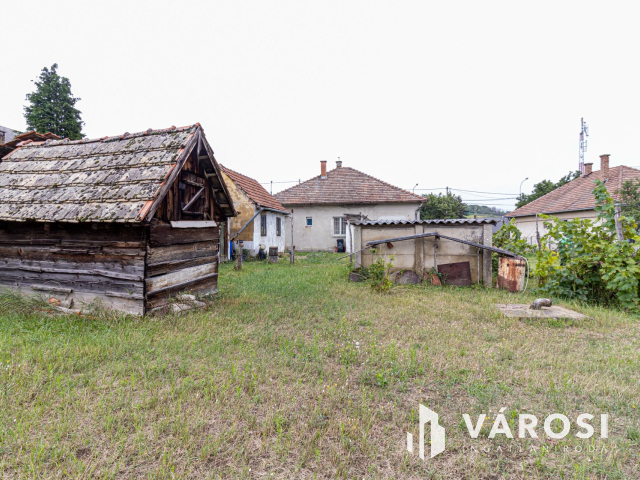 Hatalmas építési telek lakható épülettel Kerepesen!