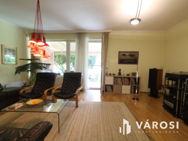 Bérkert utcai sorház, saját kertttel,garázzsal.