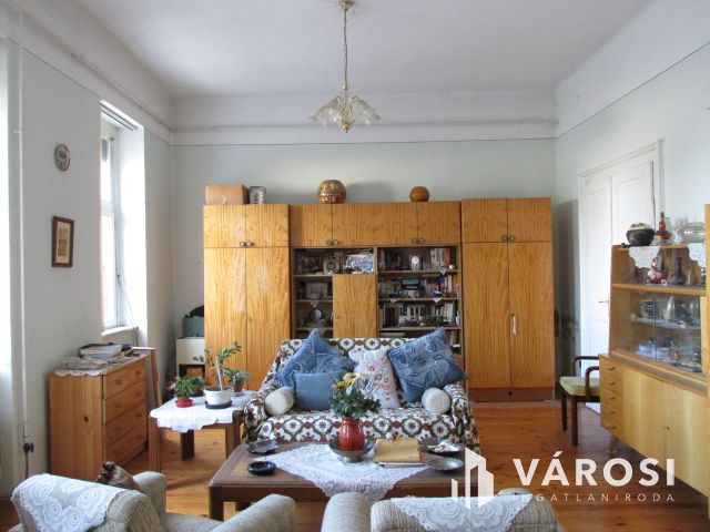 Egy központi elhelyezkedésű nagypolgári ház Érsekvadkerten