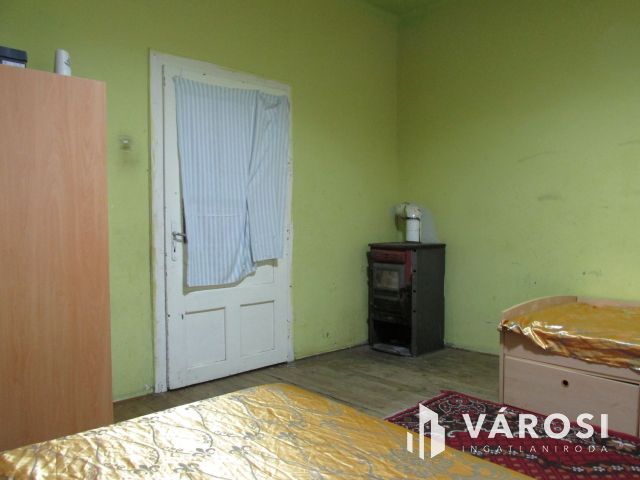 Egy ingatlan két lakrésszel csendes helyen