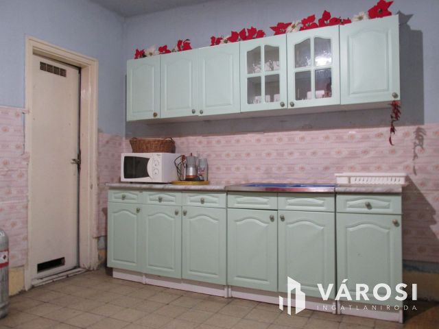 Egy ingatlan két lakrésszel csendes helyen