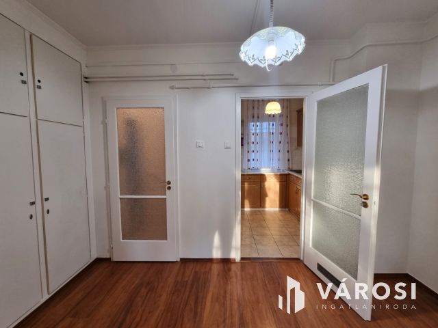 KIADÓ Belvárosi Felújított 1.emeleti, klimatizált lakás