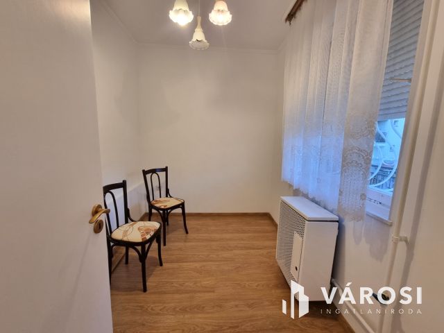 KIADÓ Belvárosi Felújított 1.emeleti, klimatizált lakás