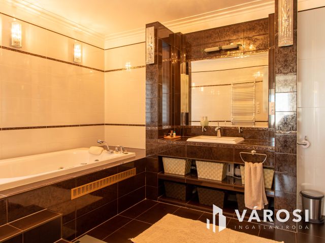 Mediterrán luxusvilla Érd Fenyves-Parkvárosban