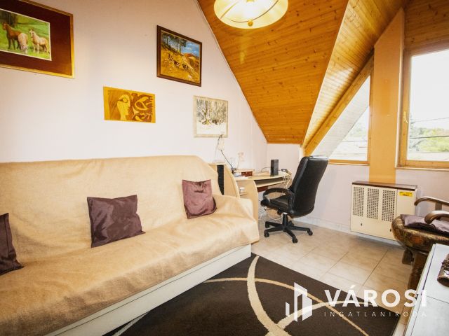 Napelemes, 2 szintes családi ház, haszonélvezettel Gyulán