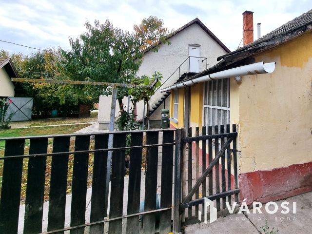 Vízpart közeli telken, kiváló szerkezetű tégla ház eladó