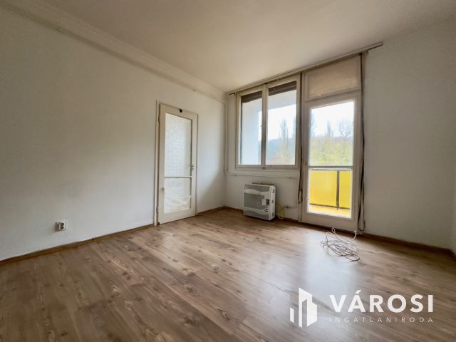 Acélgyári úton 4. emeleti, felújított, erkélyes lakás eladó!