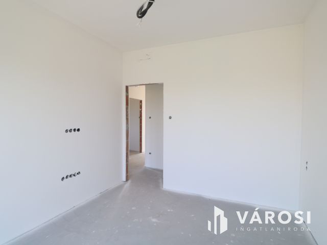 Emeltszintű szerkezetkész ikerház,  Új-petőfi telepen eladó!