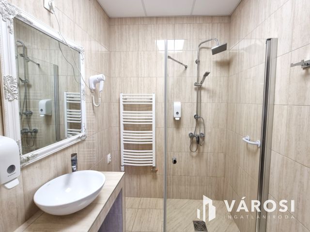 Kétszintes szállodai komplexum Békéscsaba szívében