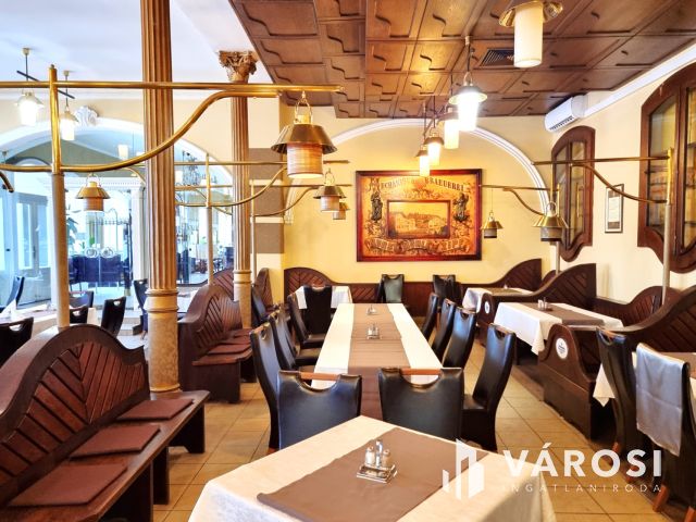 Kétszintes szállodai komplexum Békéscsaba szívében