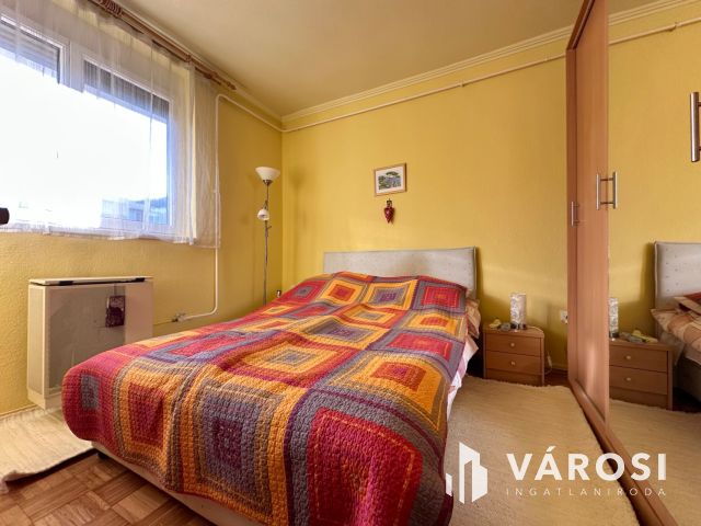 Besztercén 3. emeleti, felújított, erkélyes lakás eladó!