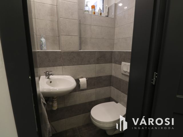 Utcafrontos,főldszinti,kirakatos szép iroda eladó.