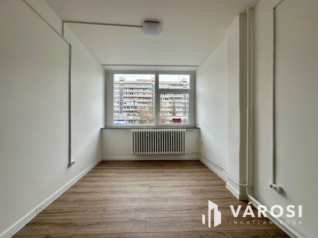 Belvárosi irodaházban felújított irodák kiadók!