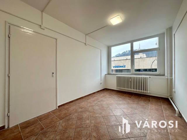 Belvárosi irodaházban felújított irodák kiadók!