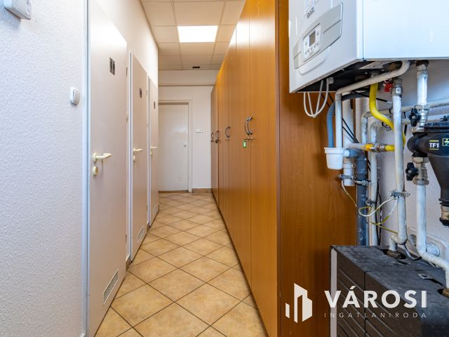 Zuglóban, M3 bevezetőnél, eladó II. emeleti irodaszint