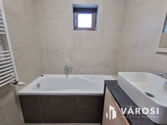 Korszerűsített Prémium Ingatlan, ÜZLET+2LAKÁS