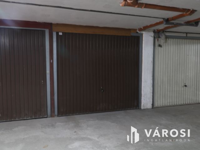 Bal fasor elején, garázs kaidó.