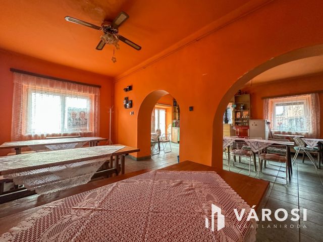 Főútvonal mellett, vállalkozásra alkalmas családi ház eladó!