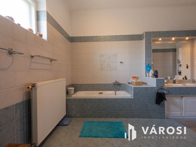 Nagy családi ház Soltvadkert belvárosában