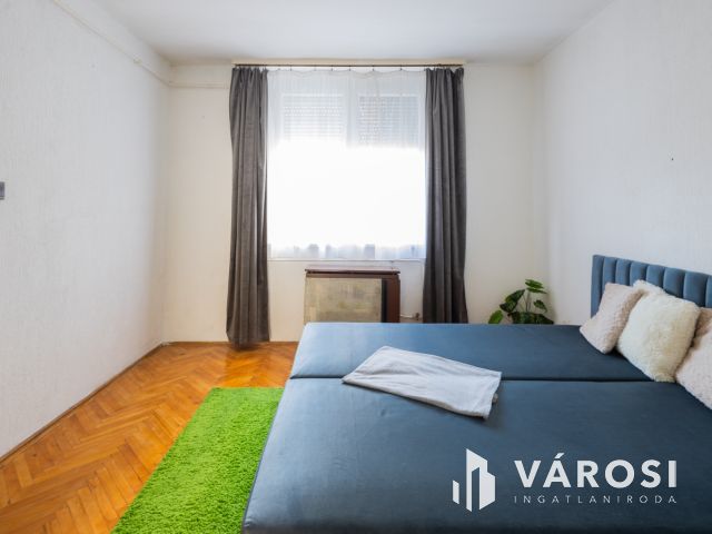 Tökéletes adottságok: első emeleti, 3 szobás, erkélyes