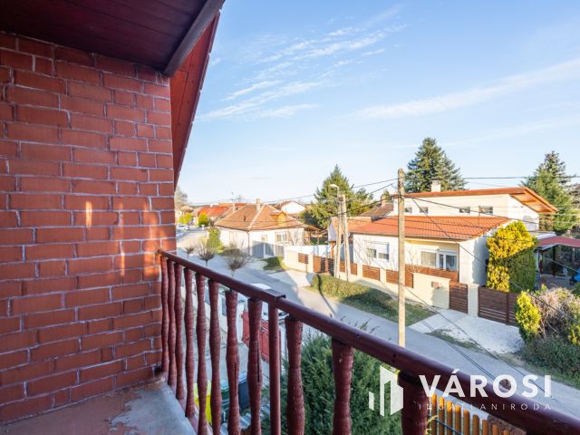 Napfényes családi ház, jó szerkezettel, a Várhoz közel