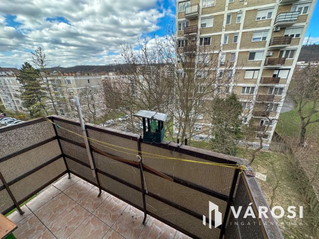 Pécskő úton 1+2 félszobás, erkélyes lakás eladó!