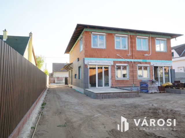 Új építésű ikerfél csendes utcában eladó