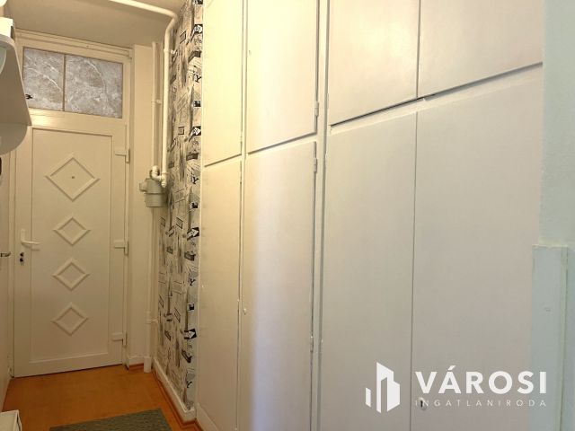 Lakható, kiadható vagy felújítható 2 szobás erkélyes lakás