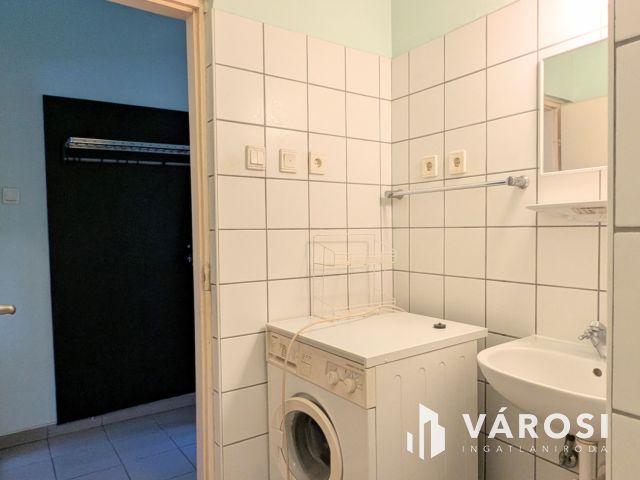 Belvárosi garzonlakás kertkapcsolattal