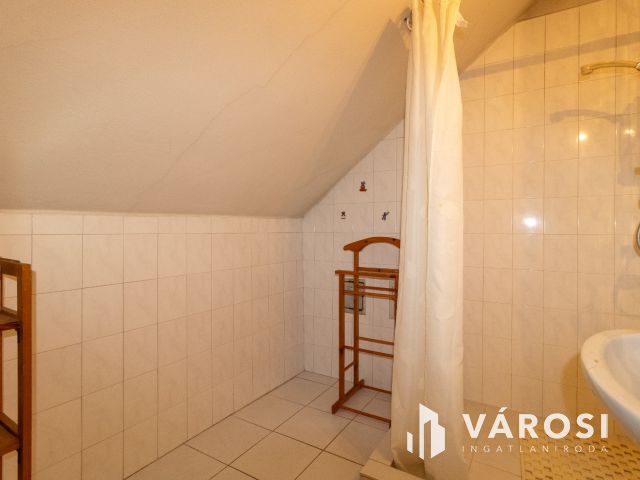 Kétszintes ötszobás-tégla falazatú családi ház Jamina elején