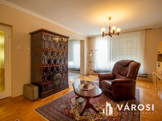 Jó állapotú nappali + 3 szobás családi ház Magyaralmáson