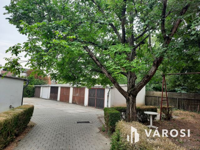 Eladó zárt udvari Garázs, a Közép fasoron!