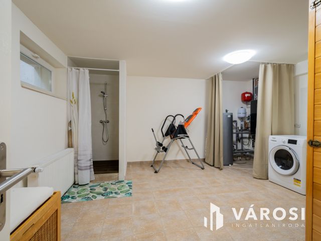 Panorámás ikerfél garázzsal, csendes zsákutcában