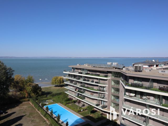 Felújított panorámás stúdió-apartman az Aranyparton eladó