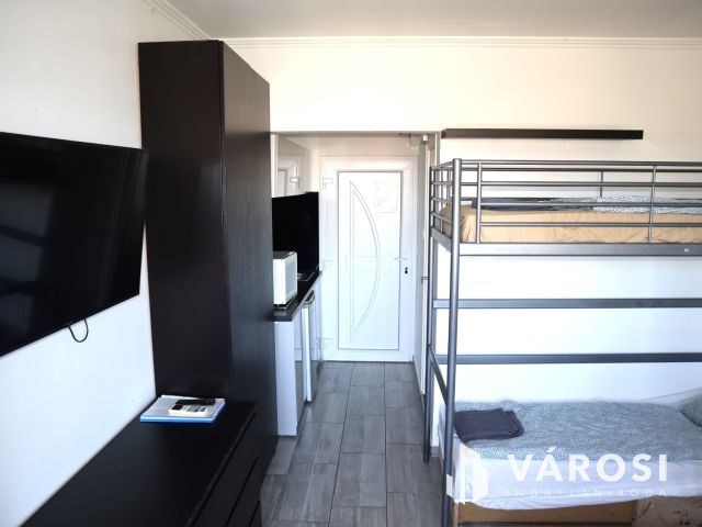 Felújított panorámás stúdió-apartman az Aranyparton eladó