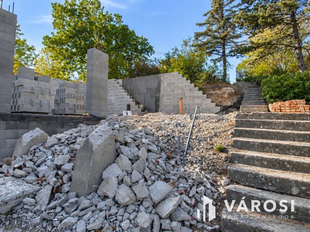 Solymár legszebb panorámája, megkezdett családiház építéssel
